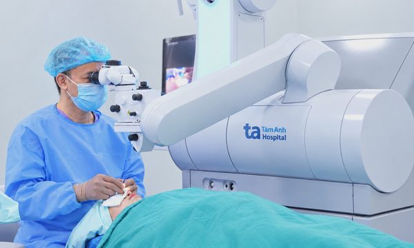 Phẫu thuật '2 trong 1' chữa cận, lão thị