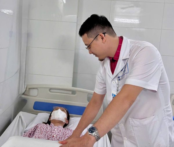 Phẫu thuật cho một nữ bệnh nhân với khối u xơ tử cung nặng 6kg