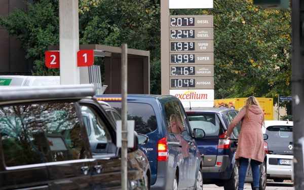 Phe đối lập Đức muốn Berlin nối gót ông Trump mua dầu diesel Nga