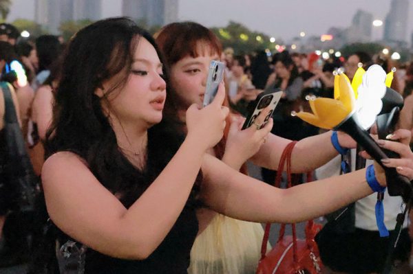 Phe vé Big Bang hét giá 30 triệu đồng, fan ngồi la liệt ở cổng Mỹ Đình