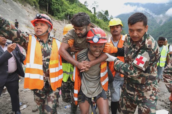 Phép màu tại hầm thủy điện Nepal: 2 người được cứu sống 9 ngày sau lũ quét