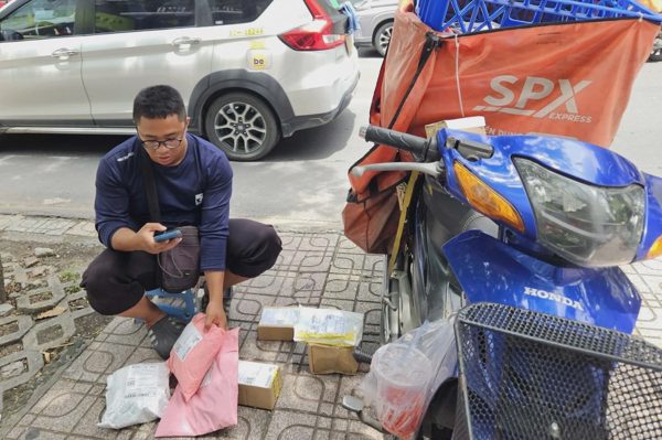 Phí sàn "ngốn" tới 40% doanh thu, người bán online xoay xở từng đơn hàng