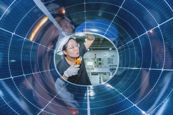 Phía sau tấm pin sạch: Nỗi lo cơm áo của 220.000 lao động Trung Quốc