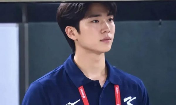 Phiên dịch viên Asiad quá đẹp trai khiến khán giả mất tập trung