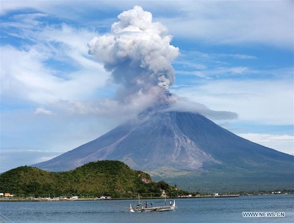 Philippines đưa hơn 1.400 người đi sơ tán sau khi núi lửa Mayon phun trào