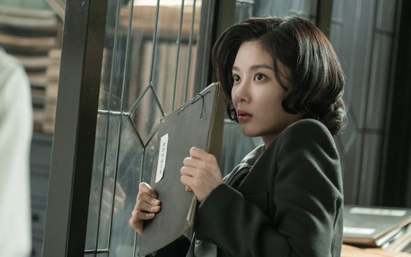 Phim của Kim Yoo Jung ra sao khi đối đầu với Doctor X?