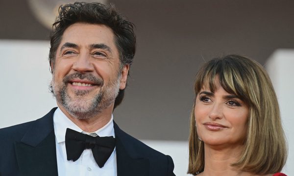 Phim của vợ chồng Penélope Cruz nhận tràng pháo tay 15 phút tại Venice