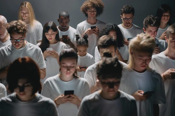 Phim ngắn AI: Sự nguy hiểm của “quẹt” là có, cuộn không dừng