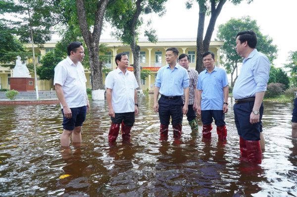 Phó Bí thư Thanh Hóa chỉ đạo xử lý việc trường ngập, gần 2.000 học sinh phải nghỉ học
