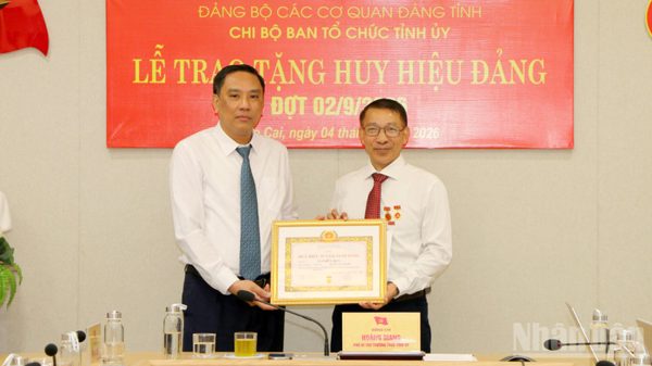 Phó Bí thư Thường trực Tỉnh ủy Lào Cai Hoàng Giang trao Huy hiệu 35 năm tuổi Đảng