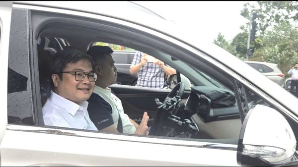 Phó Chủ tịch Hà Nội trải nghiệm ô tô tự lái