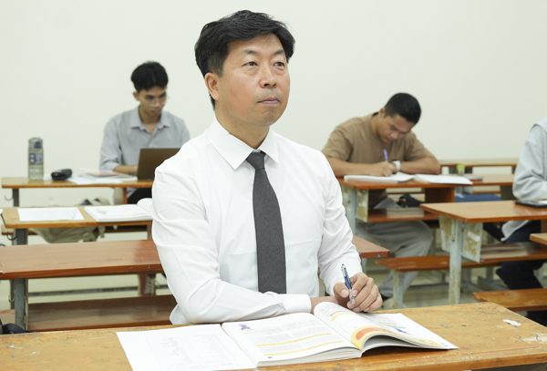 Phó Chủ tịch người Hàn Quốc học thạc sĩ tại Việt Nam ở tuổi 52