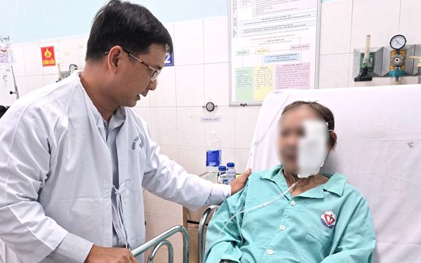 Phó chủ tịch Nguyễn Mạnh Cường thăm hỏi 5 nạn nhân vụ cháy nhà ở phường Chợ Lớn