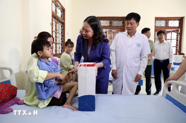 Phó Chủ tịch nước tặng quà Trung thu cho bệnh nhi, trẻ khuyết tật ở Tuyên Quang