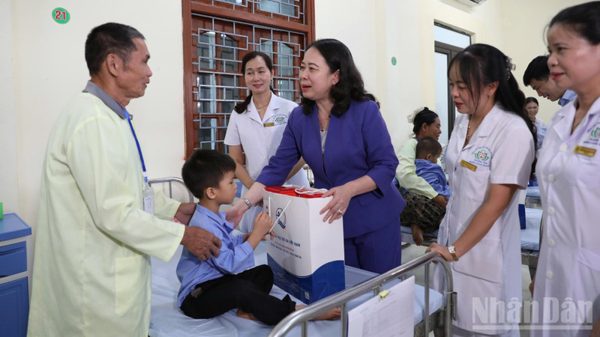 Phó Chủ tịch nước Võ Thị Ánh Xuân tặng quà Trung thu cho bệnh nhi, trẻ khuyết tật tại Tuyên Quang