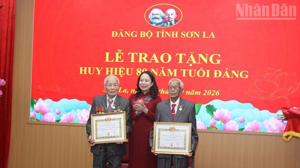 Phó Chủ tịch nước Võ Thị Ánh Xuân trao Huy hiệu 80 năm tuổi Đảng tại Sơn La