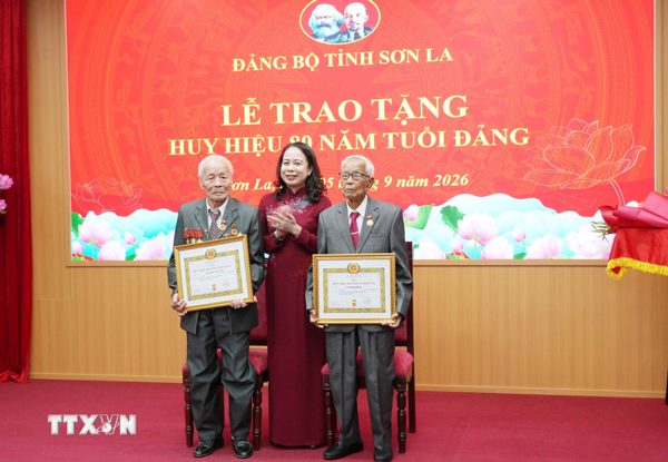 Phó Chủ tịch nước Võ Thị Ánh Xuân trao tặng Huy hiệu 80 năm tuổi Đảng tại Sơn La