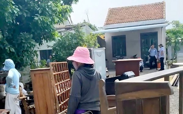Phó chủ tịch phường nói với dân bị cưỡng chế thu hồi đất: 'cất chòi ở' và 'mua vé số chờ trúng'?