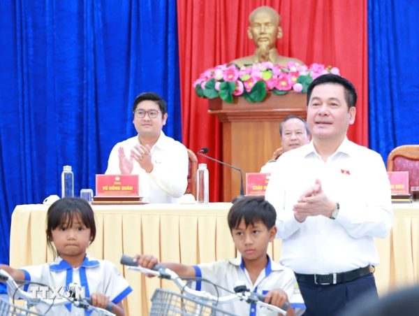 Phó Chủ tịch Quốc hội Nguyễn Hồng Diên tiếp xúc cử tri tại Gia Lai
