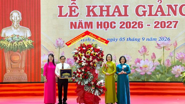Phó Chủ tịch Quốc hội Nguyễn Thị Thanh dự Lễ khai giảng và tặng quà tại Ninh Bình