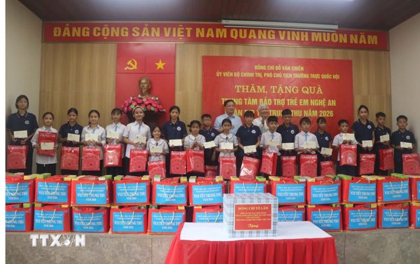 Phó Chủ tịch Quốc hội trao quà Trung thu tặng trẻ em có hoàn cảnh đặc biệt tại Nghệ An