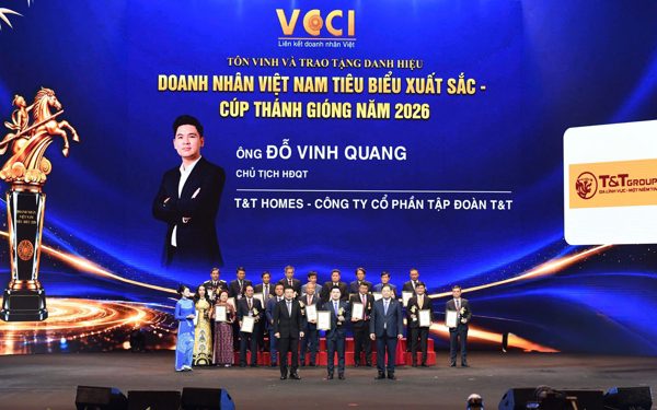 Phó chủ tịch T&T Group Đỗ Vinh Quang nhận Cúp Thánh Gióng