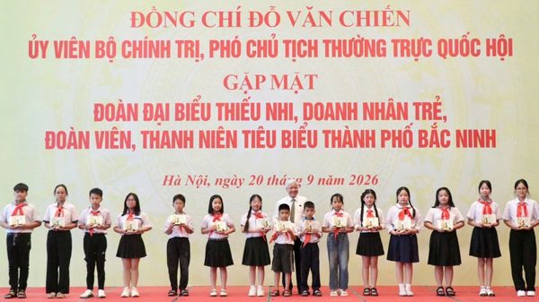 Phó Chủ tịch Thường trực Quốc hội Đỗ Văn Chiến gặp mặt thanh thiếu nhi tiêu biểu thành phố Bắc Ninh
