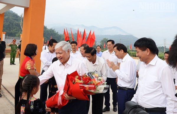 Phó Chủ tịch Thường trực Quốc hội Đỗ Văn Chiến thăm, kiểm tra tại Trường phổ thông nội trú tiểu học-trung học cơ sở Sam Mứn