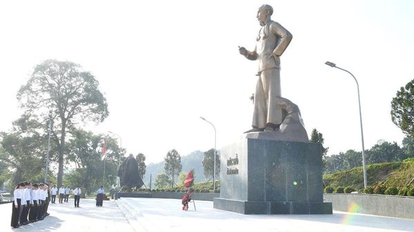 Phó Chủ tịch Thường trực Quốc hội Đỗ Văn Chiến thăm, tặng quà tại tỉnh Tuyên Quang
