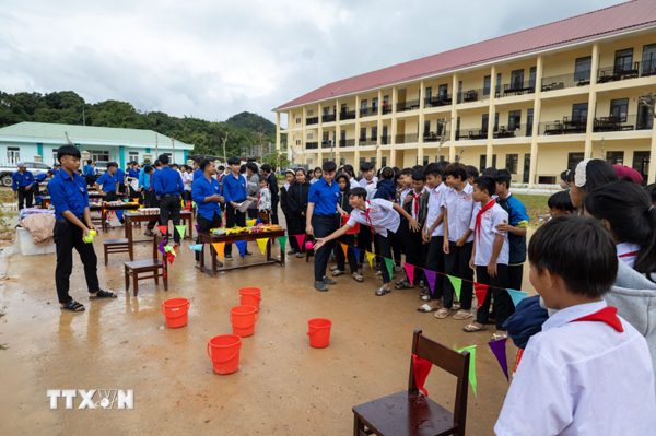 Phó Chủ tịch Thường trực Quốc hội Đỗ Văn Chiến thăm trường nội trú tại Điện Biên