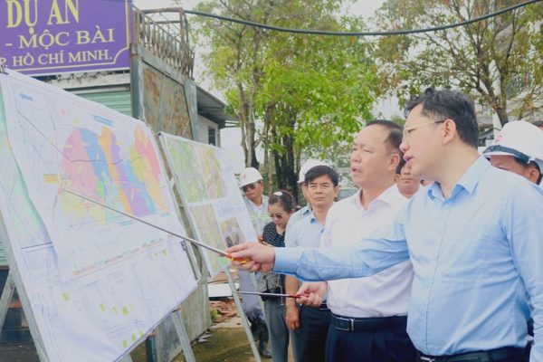 Phó Chủ tịch TPHCM Hoàng Nguyên Dinh kiểm tra cao tốc TPHCM - Mộc Bài