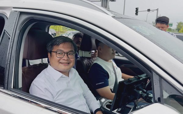 Phó chủ tịch UBND TP Hà Nội đi xe ô tô tự lái lần đầu tiên thử nghiệm tại thủ đô