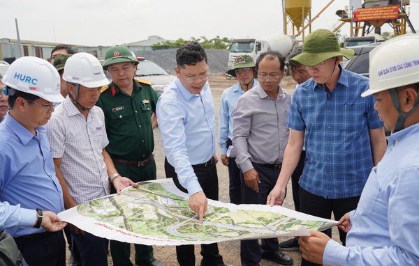 Phó chủ tịch UBND TP.HCM Hoàng Nguyên Dinh yêu cầu thông xe 17km đoạn trên cao vành đai 3 vào tháng 11