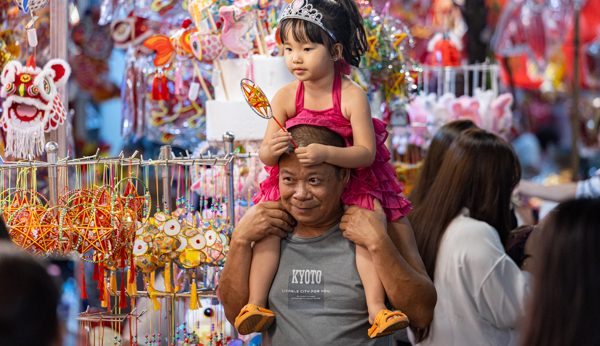 Phố cổ Hà Nội tràn ngập đồ trung thu, người Hà Nội chen chân mua sắm