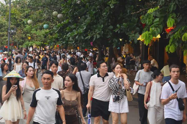 Phố cổ Hội An chật kín du khách dịp lễ 2/9