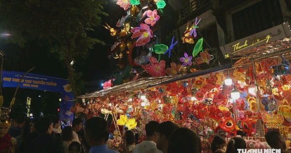 Phố cổ 'lên đèn', người dân nườm nượp đổ về đón trung thu sớm