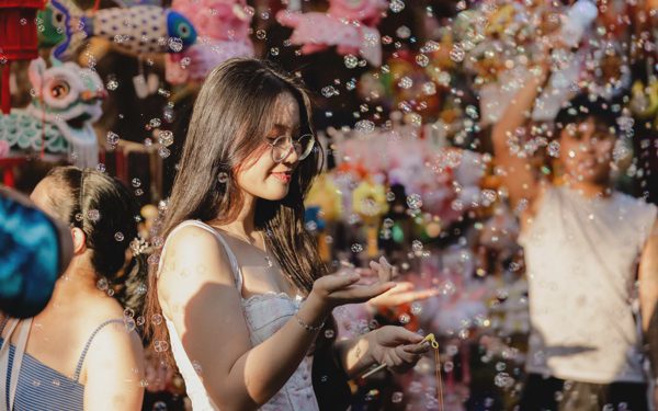 Phố Hàng Mã đông kín người, rực rỡ sắc màu dịp cận Trung thu