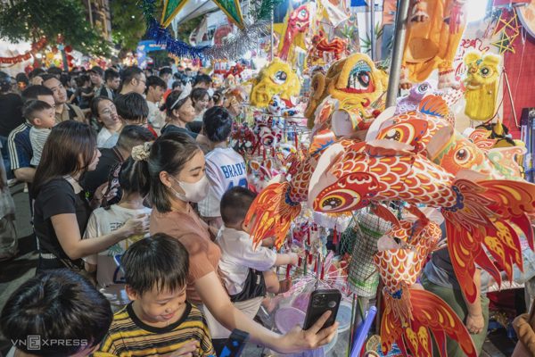 Phố Hàng Mã đông nghịt người trước Trung thu