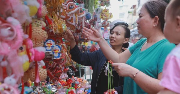 Phố lồng đèn TP.HCM rực rỡ cận trung thu, người bán vẫn ngóng khách mua