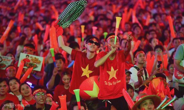Phố Nguyễn Huệ bùng nổ khi Quang Hải vô lê tung lưới Thái Lan
