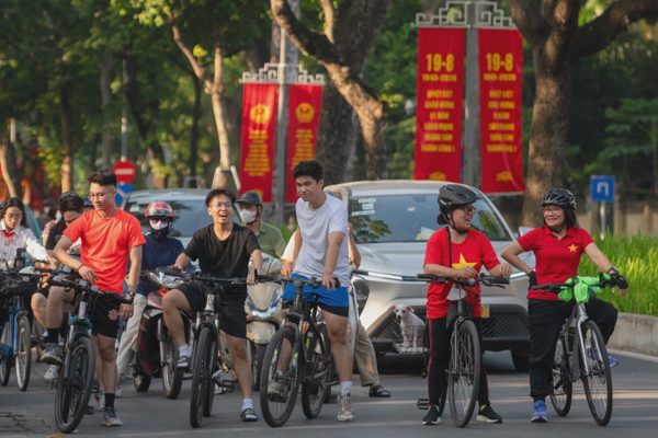 Phố phường Hà Nội yên bình sáng 2/9