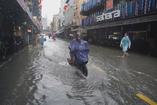 Phố Tây Bùi Viện "chìm" trong biển nước sau mưa lớn ở TPHCM