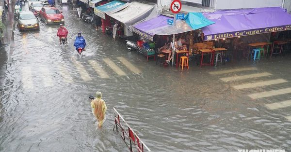 Phố Tây Bùi Viện ngập sâu sau mưa lớn, chính quyền đặt rào chắn hạn chế xe