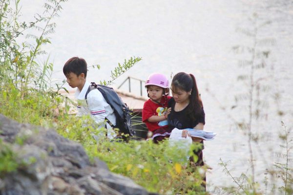 Phó Thủ tướng chỉ đạo khẩn vụ 60 học sinh đi thuyền đến trường