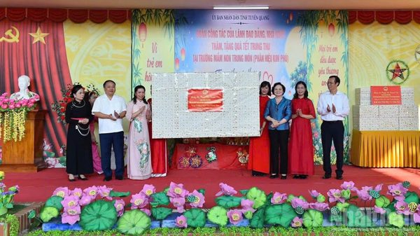 Phó Thủ tướng Chính phủ Phạm Thị Thanh Trà thăm, tặng quà thiếu nhi tại Tuyên Quang