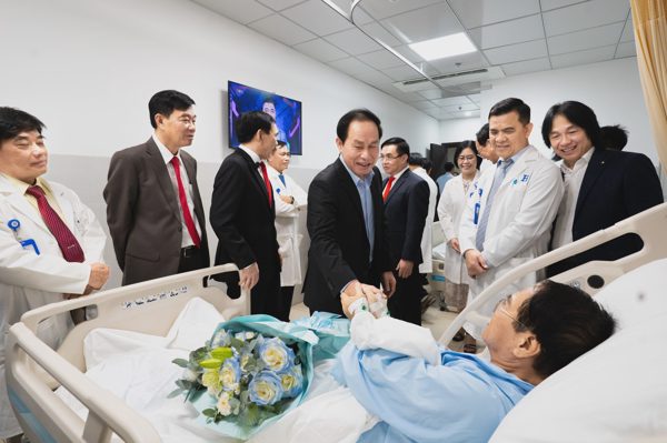 Phó Thủ tướng giao nhiệm vụ phát triển Bệnh viện Đại học Quốc tế Hồng Bàng
