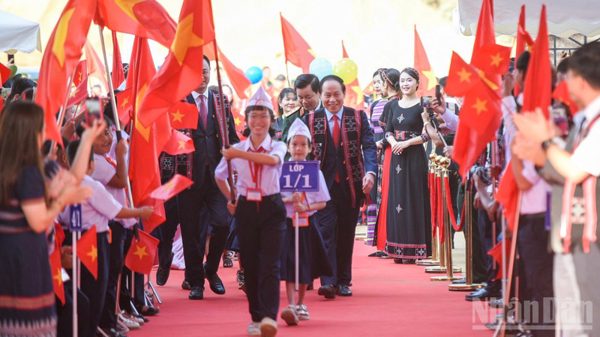 Phó Thủ tướng Lê Tiến Châu dự lễ khai giảng và khánh thành Trường phổ thông nội trú Tiểu học và Trung học cơ sở Tây Giang