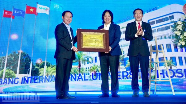 Phó Thủ tướng Lê Tiến Châu thăm làm việc tại Bệnh viện Đại học quốc tế Hồng Bàng