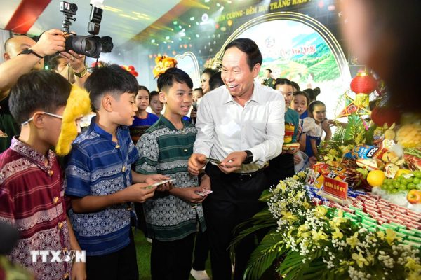 Phó Thủ tướng Lê Tiến Châu vui Trung thu cùng thiếu nhi vùng cao Thanh Hóa