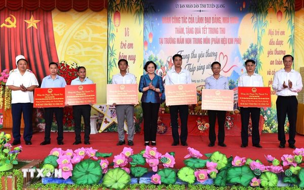Phó Thủ tướng Phạm Thị Thanh Trà vui Trung Thu cùng thiếu nhi Tuyên Quang
